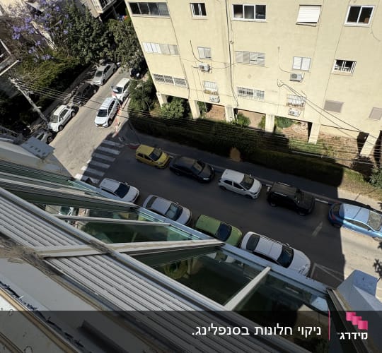 גג עם קולטי שמש ודודי מים על בניין